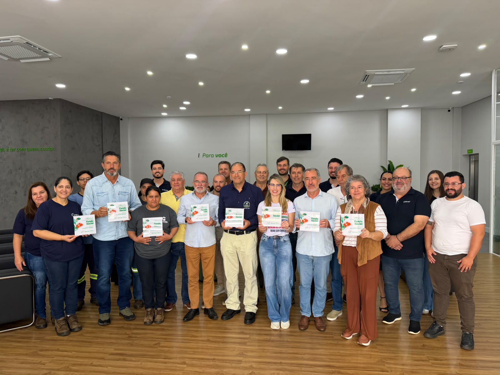 Representantes das entidades contempladas pelo Fundo Social do Sicredi na agência de Itapeva/SP