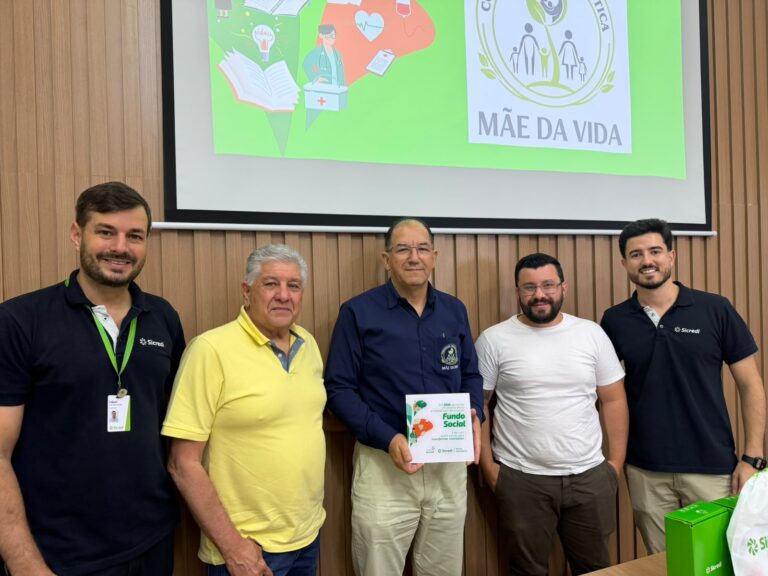 O Presidente Milton Nogueira e o Gestor Lucas Almeida, da Comunidade Terapêutica Mãe da Vida, entregam o Certificado de Gratidão à equipe do Sicredi Agência Itapeva/SP.